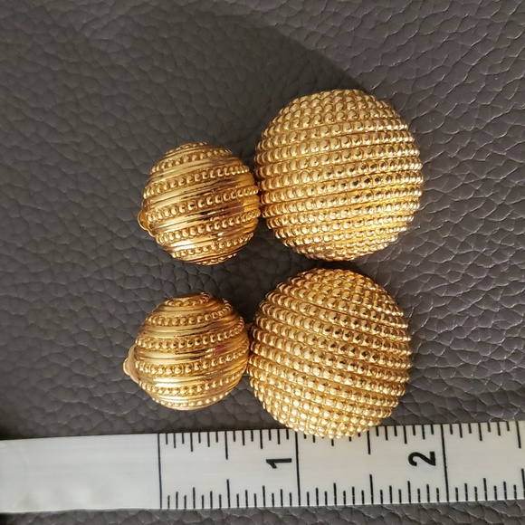 Christian Dior Signed Vintage Gold Tone Clip Earrings - Picture 7 of 7